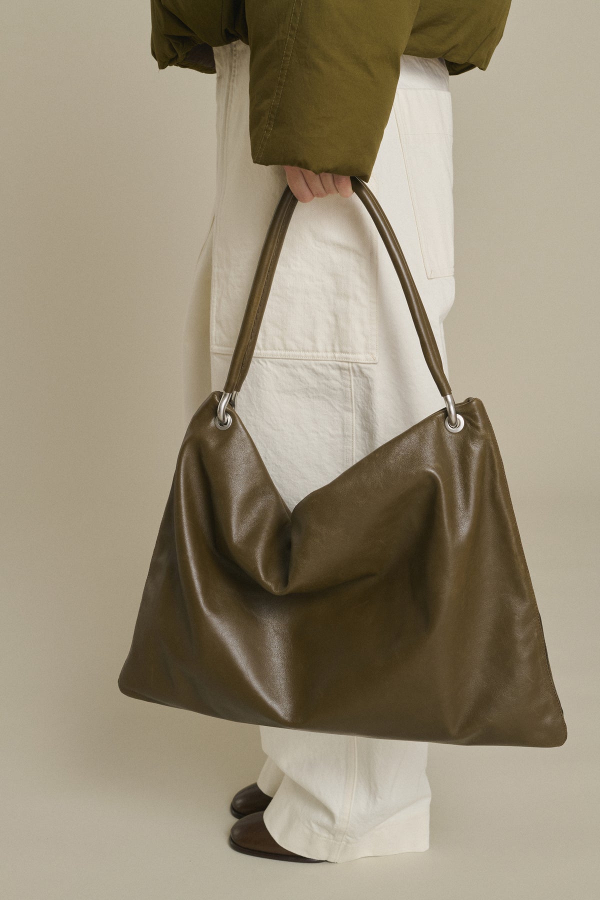 Bolso tote Gia - Caqui de cuero liso con ojales para mujer - Soeur vue 2